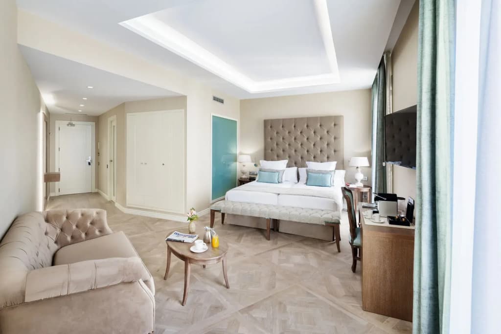 Lamaro Hotel