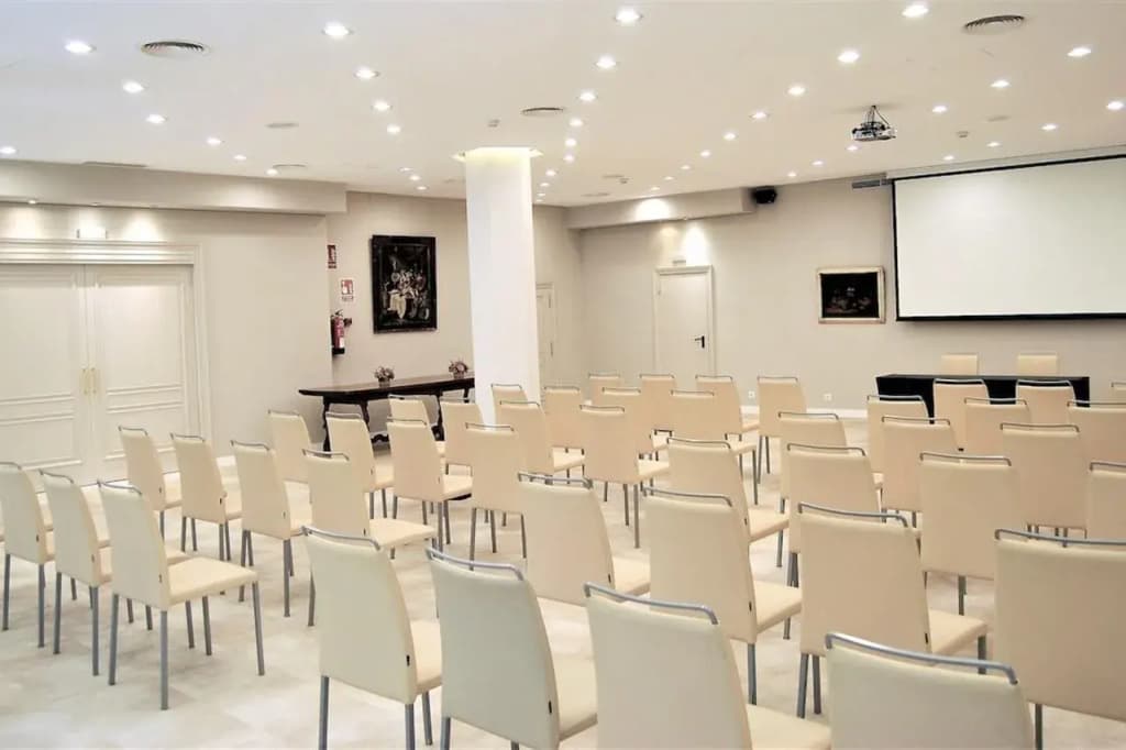 Lamaro Hotel
