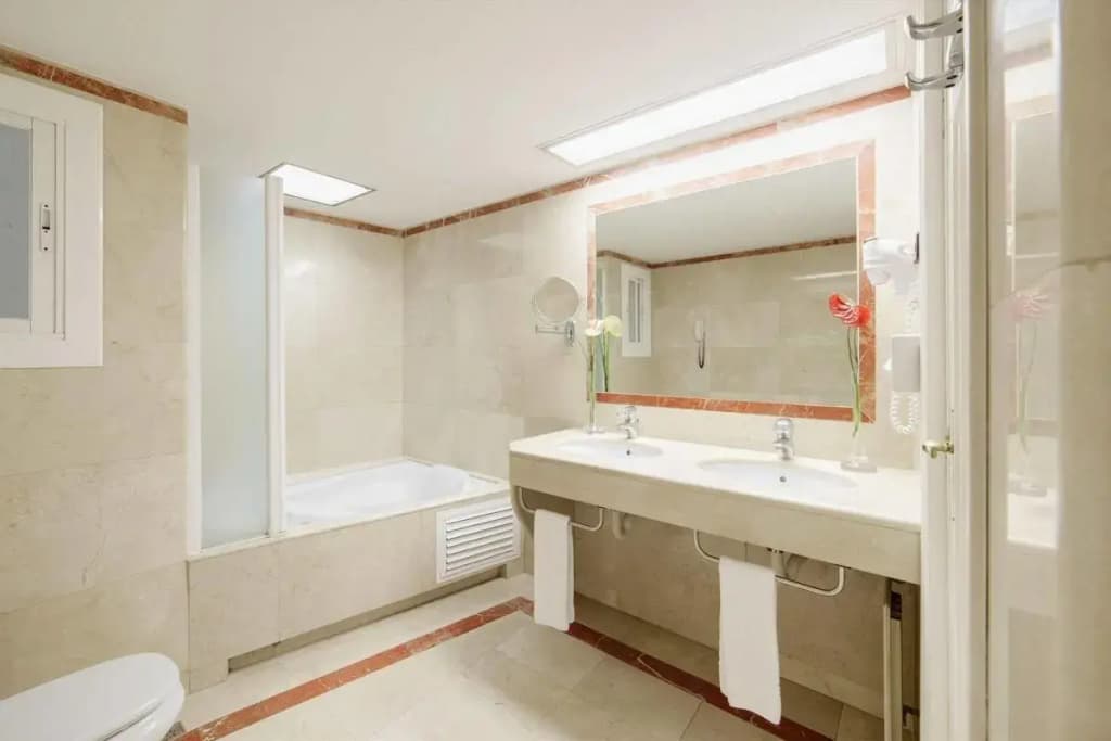 Lamaro Hotel